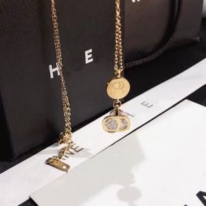 Collane di design di fascia alta Collana internazionale popolare Squisita catena lunga placcata in oro Selezionata qualità regalo Marchio di moda Jewe205F