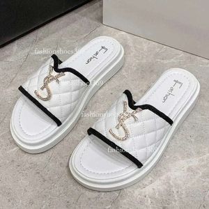 2020 neue Frauen Mode Wilden Strand Schuhe Non-slip Outdoor Hausschuhe Sandalen Flachen Boden Damen Rutschen 35-40