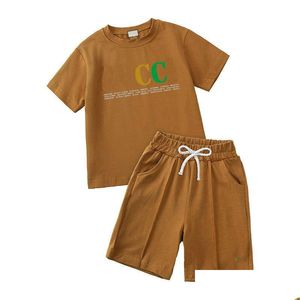 Kläderuppsättningar i lager Summer Toddler Baby Girls Clothes Set Designer Kort ärm T-shirts Toppar Bomull Casual Shorts Pants 2st Set DHCFL