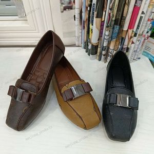 2024 Kadın Loafers Lüks Tasarımcı Kızın Sürüş Ayakkabıları Eski Çiçek Damalı Daireler Tenis Spor Ayakları Moda Metal Toka Bezeliği Ayakkabı Klasik Kadın Bayanlar Elbise Ayakkabı