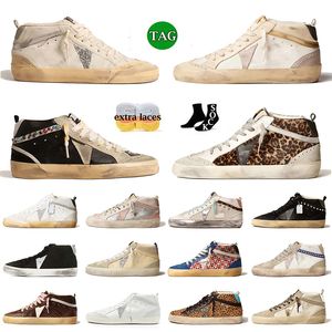 Luxus Italien Damen Herren Designer Freizeitschuhe Mid Star Sneakers Skate Weiße Schnürsenkel Silber laminiertes Leder Flash Vintage Finish Sude Zeitlose handgefertigte Trainer