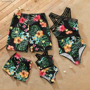 Roupas combinando para a família Pa Família combinando com plantas tropicais estampadas calções de banho pretos e cintos maiô de uma peça