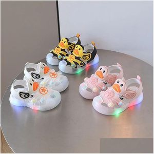 Pierwsze spacerowicze Little Duck Lightup LED Sandały do ​​Walker Antikick Baby Buty 03 lata Prewalker Sofe Sole Cartoon Girl 231213 Dr Dhcix