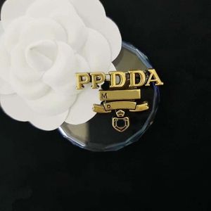 2024 novo designer broche carta triângulo broche vintage coroa pinos cristal pérola broches para mulheres jóias acessórios 20 estilo