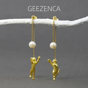 Geezenca 925 Sterling Silver Gold Plated Cat med Pearl Dangle örhängen för kvinnor Söt kattunge som spelar boll Long Tassel örhänge 240220