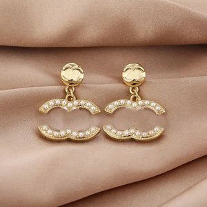 Orecchini di design Orecchini geometrici con perle di cristallo placcati in oro di lusso per donne Signore carine nell'uso quotidiano