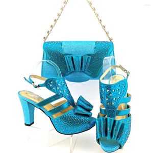 Sandaler underbara blå kvinnor skor matchar handväska med strass dekoration afrikansk klädpumpar och handväska set mm1129 häl 10 cm