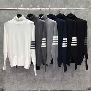 TB Thom Sweaters Male Autunm Winter Fashion Märke Herrkläder Klassisk vit 4-bar Design Turtleneck Stripe Knit TB Pullovers