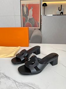 2024 designer Isola Flat Mule Pantofole Suola in pelle metallizzata Diapositive Cerchio Firma Fashioned Morbido Oro Nero Sandali con cinturino largo anteriore in pelle