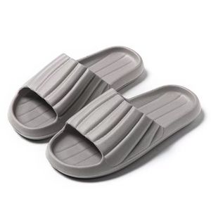 Sandalen mit dicken Sohlen für Männer und Frauen den ganzen Sommer über. Paare duschen drinnen im Badezimmer 03