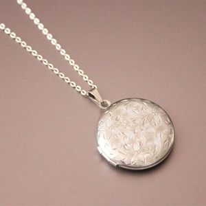 Neue Geschnitzte Blume Designs Runde Po Rahmen Anhänger Halskette Edelstahl Charms Medaillon Halsketten Frauen Männer Mode Memorial Je171d