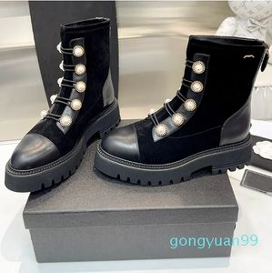 Nowe modne kobiety buty luksusowy designerka klasyczna metalowa litera perłowa buty buty czarne patent skórzane skórzane strzępy