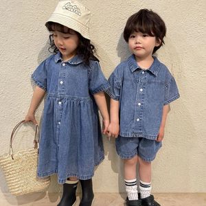 衣類は夏の兄弟と姉妹のジャンドレスTシャツショーツターンダウンカラーファッションショートスリーブブティックシンプルなスタイルをセットします