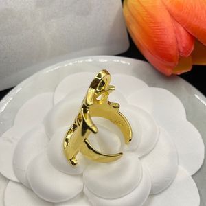 Luxur Designer Extravagant Brand Letter Band Rings 18k Gold Plated Rostfritt stål Öppen Ring Fashion Women Män Turkoise Crystal Metal Jewelry VR-99999