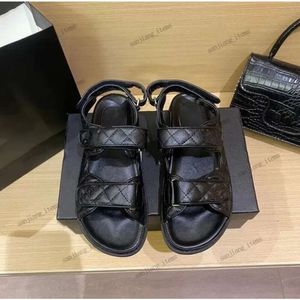 Sandálias femininas acolchoadas de couro de bezerro de designer com fundo grosso e grosso Dad Mules salto baixo corrente de diamante fivela cinta plataforma plana para verão 2024 praia piscina slides sapatos