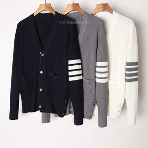 2024 Fashion TB Thom Brand Sweaters Men Slim Fit V-hal Cardigans Kläder Våffel randig ullfjäder och hösten Casual Coat