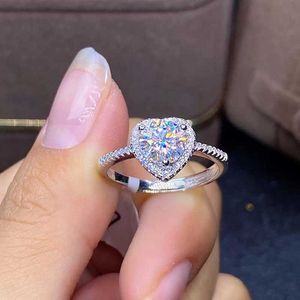 Bandringar Ny White Red Cz Stone Set Heart Shaped Engagement Ring Silver Simple Classic Ring Womens Fashion Jewelry Wedding Party Gift J240326