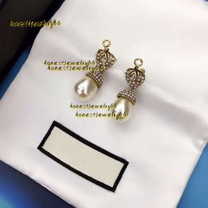 Stud Charm Moda Diamante Morango Branco Resina Pingente Brincos Mulheres Luxo Designer Charme Brinco Jóias Presente para Festas de Casamento Aniversários de Casamento