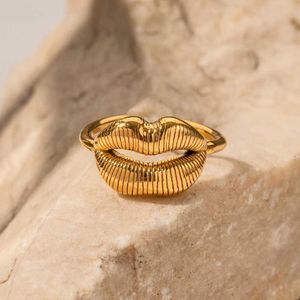 Bant Yüzükleri Uworld Moda Paslanmaz Çelik Dudak Tasarım Parmak Yüzük Gold Ring 2023 Moda 18K PVD Kaplama Batı Takı Kadın Hediyesi J240226
