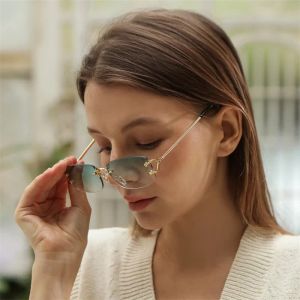 Nya små smala kantlösa solglasögon Fashion Frameless Rectangle Tinted Lens Eyewear Sun Shades Glass för kvinnor