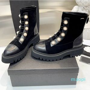 Nowe mody kobiety buty luksusowy designerka klasyczna metalowa litera perłowa buty buty botki czarne patent skórzany strzępy