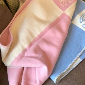 Coperta in misto lana Sciarpa morbida portatile modello cavallino Coperte blu rosa gialle per l'autunno primaverile270