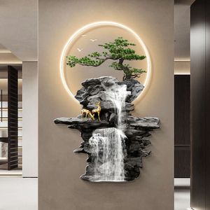 Fließendes Wasser bringt Reichtum in den Eingang mit Lichtern. Neues Elch-Korridor-Hängegemälde im chinesischen Stil, das Gäste willkommen heißt, leuchtende Wanddekoration aus Kiefernholz