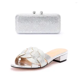 Pantofole Scarpe da sposa per feste Borsa da donna Set Decorazione di cristallo con strass Design italiano All'ingrosso Taglie forti Moda estiva