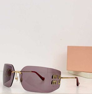 Solglasögon för kvinnor Miumius Luxurys Designers Runway Glasses Högkvalitativa kvadratiska nyanser Femininity