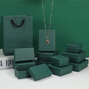 Schmuck 24er-Pack Bulk-Schmuckschatullen, DIY-Boutique-Juweliergeschäft, beste Verpackungsbox, dunkelgrüne Litschi-Stria-Papierbox mit schwarzem Schwamm