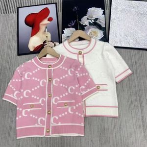 Cardigan con scollo a V del nuovo designer primaverile Camicia lavorata a maglia T-shirt rosa Lettera Jacquard a contrasto Temperamento rosa Manica corta Maglione di marchi di lusso