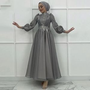 Muslimische graue Abendkleider, A-Linie, Stehkragen, bauschig, lange Ärmel, knöchellang, Chiffon, Applikation, Arabia, formelle Nachtparty-Kleider für Damen