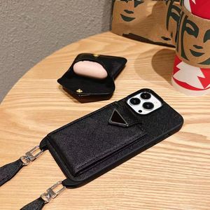 iPhone 15 Pro Max Designer Crossbody Fase do Apple 14 13 12 Luksusowy PU skórzany pasek na ramię Uchwyt karty Kieszeń Universal Eardhone Tylne okładka Fundas Black Cep