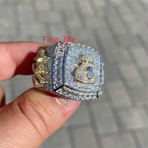 Niestandardowa luksusowa biżuteria vvs moissanite diamentowy pierścień Bling na zewnątrz moissanite szmaragdowy pierścionek zaręczynowy mężczyzna