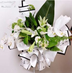 卸売紙の花束ダカル紙フラワーショップパッケージ材料花黒と白のシンプルな包装紙