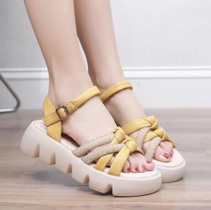 Modische römische Sandalen für Damen, 2024, Sommer, neue modische Sandalen, vielseitige dicke Sohle, eine Linie mit Strasskeil und Biskuitkuchenschuhen