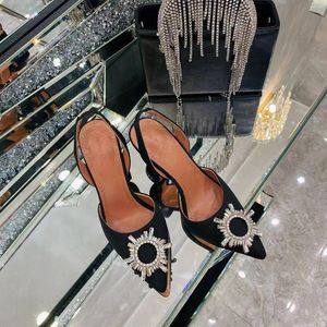 Klänningskor amina muaddi begum satin sling pump slingback crystal utsmyckad brosch pekad tå flare hlack rhinestones stilettos höga klackar