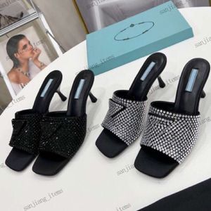 2024 Strass Kristalle verziert Dreieck Logo Hausschuhe Frauen Mule schwarze Pumpe High Heels Sandalen Mode flache Slides Designer Flip Flops Strandschuhe Stilettos