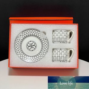 Enkel Bone China Coffee Cup och tefat present Set avancerad brittisk eftermiddagste kopp och fat bröllop födelsedagspresent