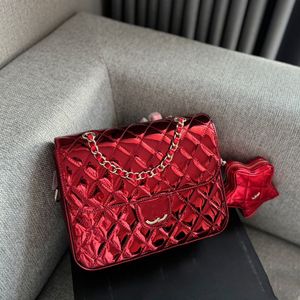 24c kırmızı yıldız çanta sırt çantası 25cm şık kadın omuz çantaları parlak patent deri elmas kontrol altın donanım metal toka lüks çanta matelasse zincir crossbody