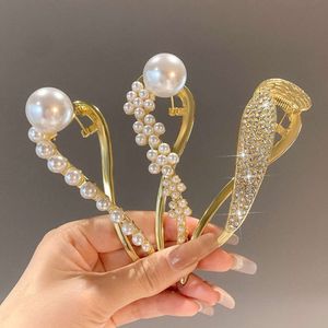 2024 Nuovo designer Branding Fashion Twist Clip Pearls Acconciatura per farina dolce Clip Clip Clip Hairgrips Clip per le donne