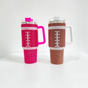 Shinny Bling 40oz Rugby Print American Football Bling Rhinestone Diamond Tumbler Double Wall rostfritt stål Mugg med handtagslock och halm, säljs av fodral