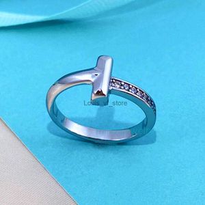 Anelli a fascia Gioielli t Moda Anello con diamante a forma di T intarsiato in acciaio al titanio Design di minoranza femminile Grado Semplice Coppia incolore H24227