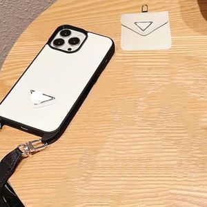 iPhone 15 Pro Max Designer Crossbody Fase do Apple 14 13 12 Luksusowy PU skórzany pasek na ramię Uchwyt karty Kieszonkowy Universal Eardhone Tylne okładka Fundas White Ep