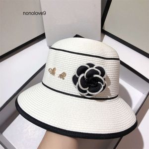 2024 Novo Designer Chapéu de Palha Marca Personagens de Ouro Cap Camélia Flores e Grama Tecido Bacia Chapéus Moda Retro Senhoras Presente Mulher Chapéus Artichaut Bucket Hat