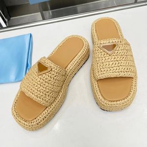 Designer Women Platform Slippers Straw Fashion Slip On Gold Buckle Black White Gold Woman Casual Sandal Pool Sliders Beach Shoes Storlek 35-40