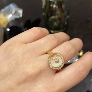 Designer Charm Classic Fashion Carter Shell Inlaid Disc Ring Plated med True Gold Fairy Style Accessories Trendy Female Celebrity