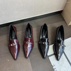 Sapatos de vestido apontou toe mulheres bombas escritório cor sólida fivela de cinto raso deslizamento em 2024 moda plana saltos baixos vinho vermelho/preto