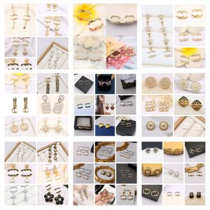 Slumpmässig stil Fashion 18K Gold Plated Luxury Brand Designers Letters Stud Geometric Famous Women Crystal Rhinestone Pearl Earring Wedding Christm Party 500 Style