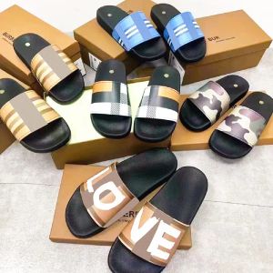 Mens Designer Sandaler Kvinnor Slippare Burs Summer Slides Vintage Plaid tofflor Military Beach Slide Ladies Flip Flops Loafers Home Slipper Puff Shoes